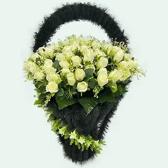 Корзина из искусственных цветов