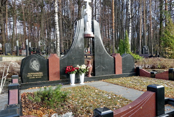 Статуя удерживающего крест ангела в центре мемориальной композиции